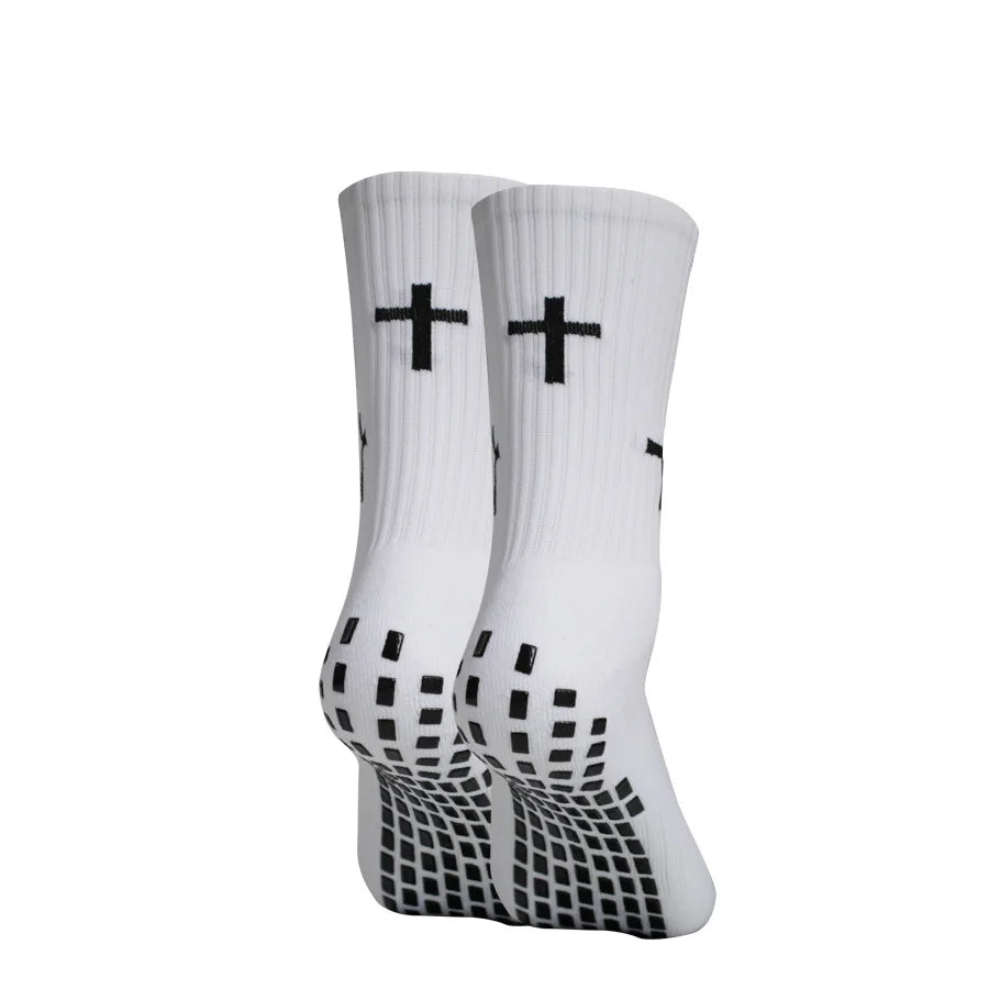 Un par de calcetines deportivos resistentes blancos con cruces negras y patrón a cuadros.