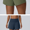 Ein Model trägt dunkelblaue schnelltrocknende Sportshorts mit lockerem Schnitt.