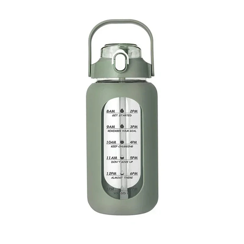 Wiederverwendbare Glasflasche mit Strohhalm in gedämpfter Grünfarbe