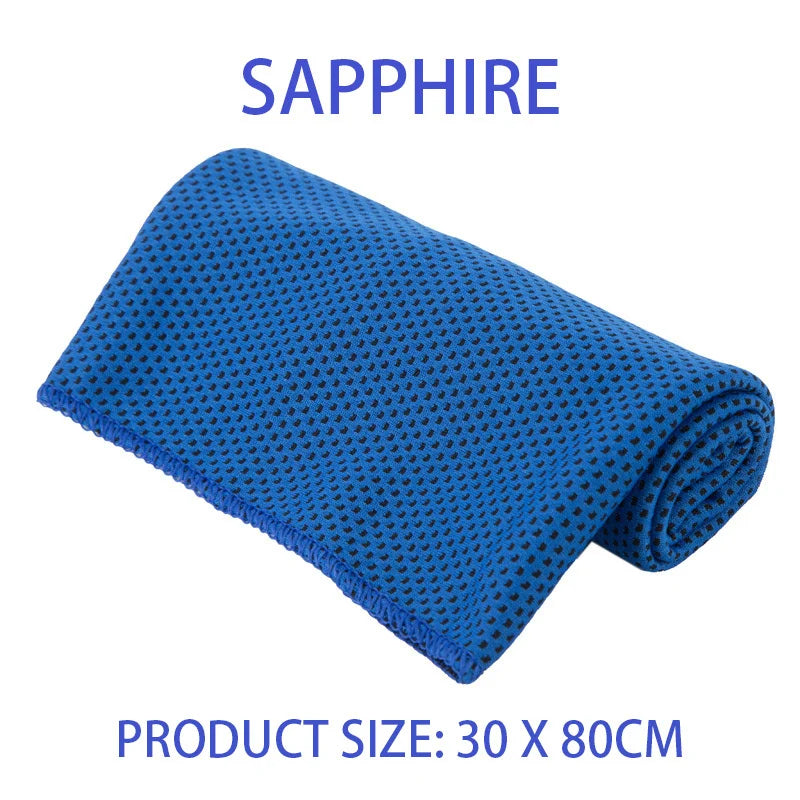 Gerollte blaue Saphir-Mikrofaser-Sporthandtuch mit strukturierter Oberfläche.