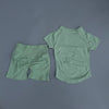 Ensemble de yoga et fitness sans couture vert sauge pour femmes, composé d'un débardeur court et de shorts.