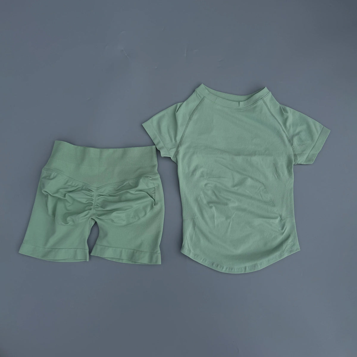 Ensemble de yoga et fitness sans couture vert sauge pour femmes, composé d'un débardeur court et de shorts.