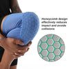 Protectores de rodilla con diseño de panal azul sostenidos por una mano