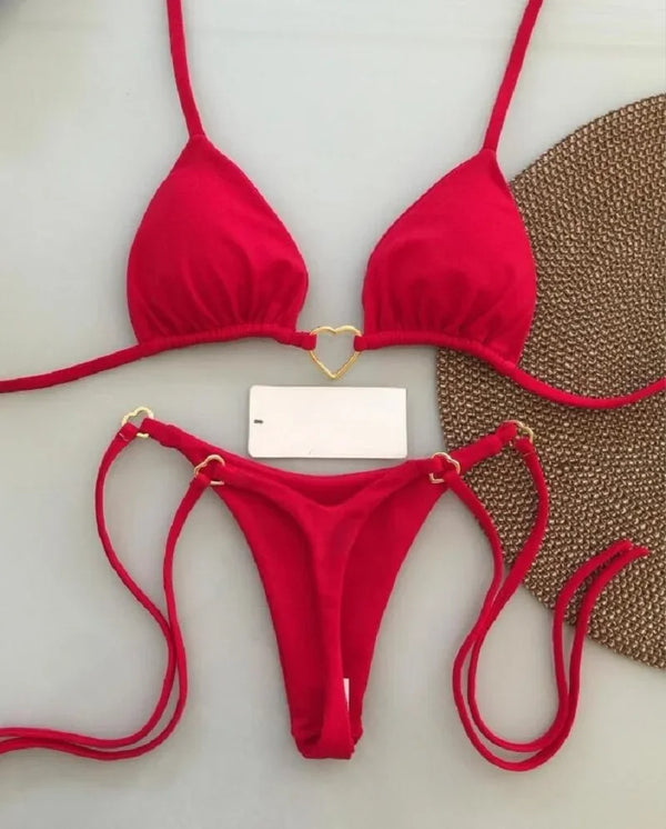 Rotes Halter-Bikini-Set für Damen vor hellem grauem Hintergrund