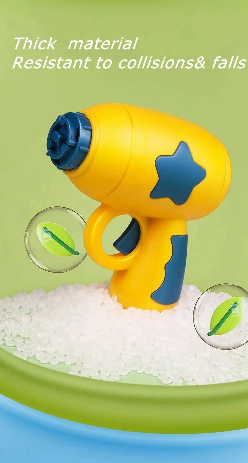 Un jouet à lancer jaune et interactif pour chats posé sur un lit de granulés blancs.