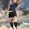 Eine Frau in blauem Oberteil und schwarzen Shorts mit doppelten Schaumstoffknieschützern.
