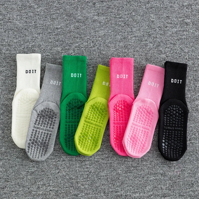 Ein Set aus drei atmungsaktiven Yoga- und Pilates-Strumpfhosen über dem Knie in Weiß, Grau, Grün und Pink.