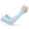 Une main portant une manche anti-UV sans doigts bleu clair.