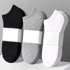 Un paquete múltiple de calcetines para barco casuales y transpirables en negro, gris y blanco.