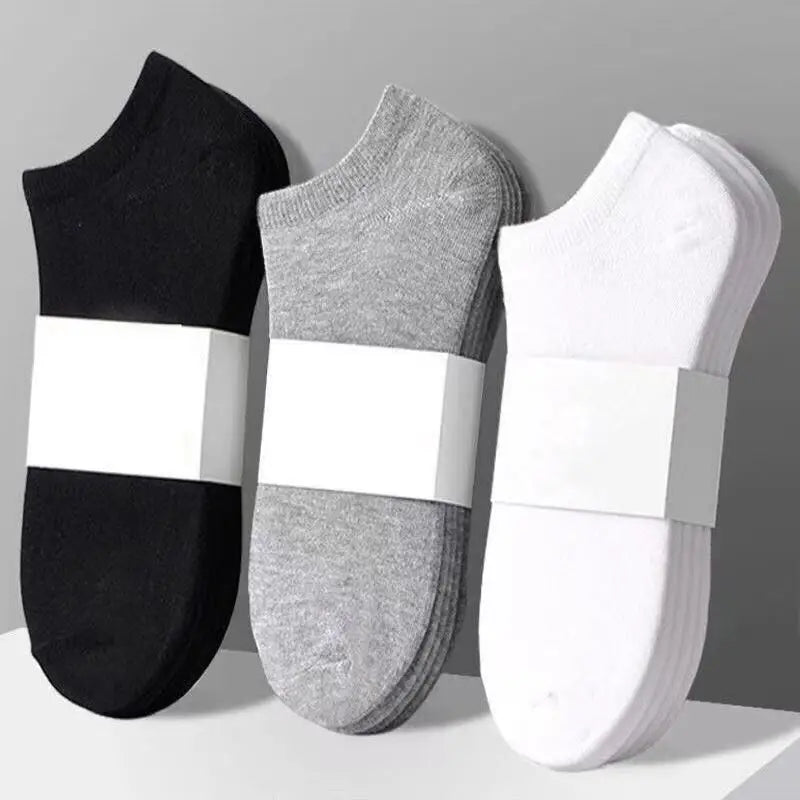 Un paquete múltiple de calcetines para barco casuales y transpirables en negro, gris y blanco.