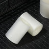 Un rollo de revestimiento para neumáticos de bicicleta blanco para protección contra pinchazos, descansando sobre una superfi