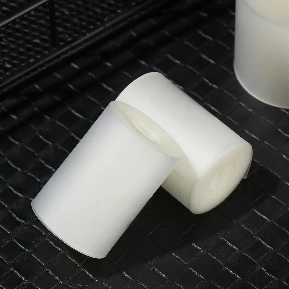 Un rollo de revestimiento para neumáticos de bicicleta blanco para protección contra pinchazos, descansando sobre una superfi