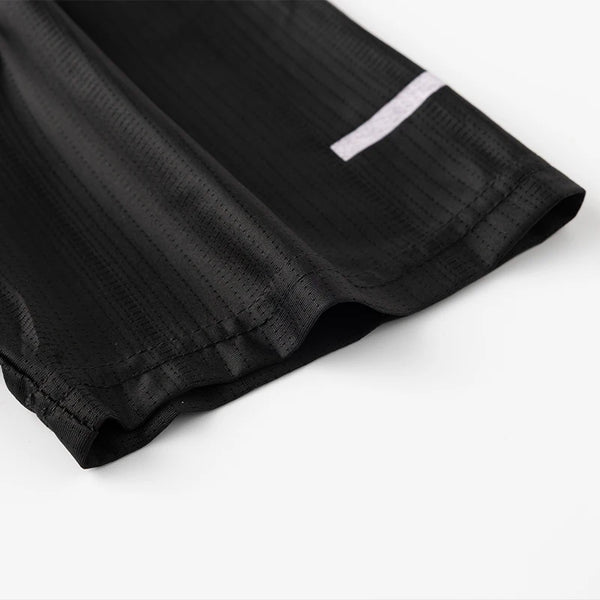 Schwarzes Mann-Fitness-T-Shirt aus Eis-Seide mit reflektierenden Elementen, gefaltet und auf weißem Hintergrund