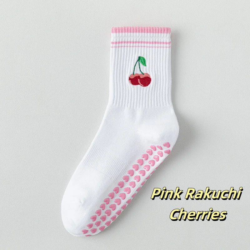 Weiße Stricksocken mit rosa Streifen und Kirsch-Stickerei am Zehen, mit einem rosa Rakuchi-Design.