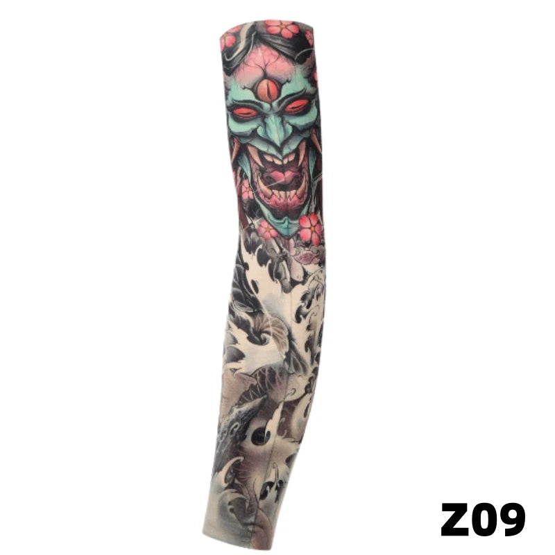 Manche de tatouage tricoté coloré avec un visage féroce et un travail détaillé sombre sur un bras.
