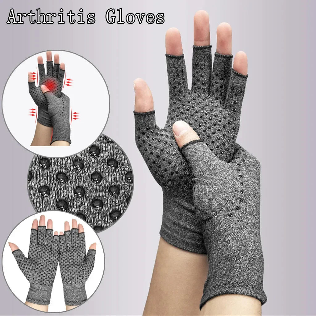 Graue Kompressionstherapiehandschuhe für Arthritis, gezeigt an Hand und Fuß.