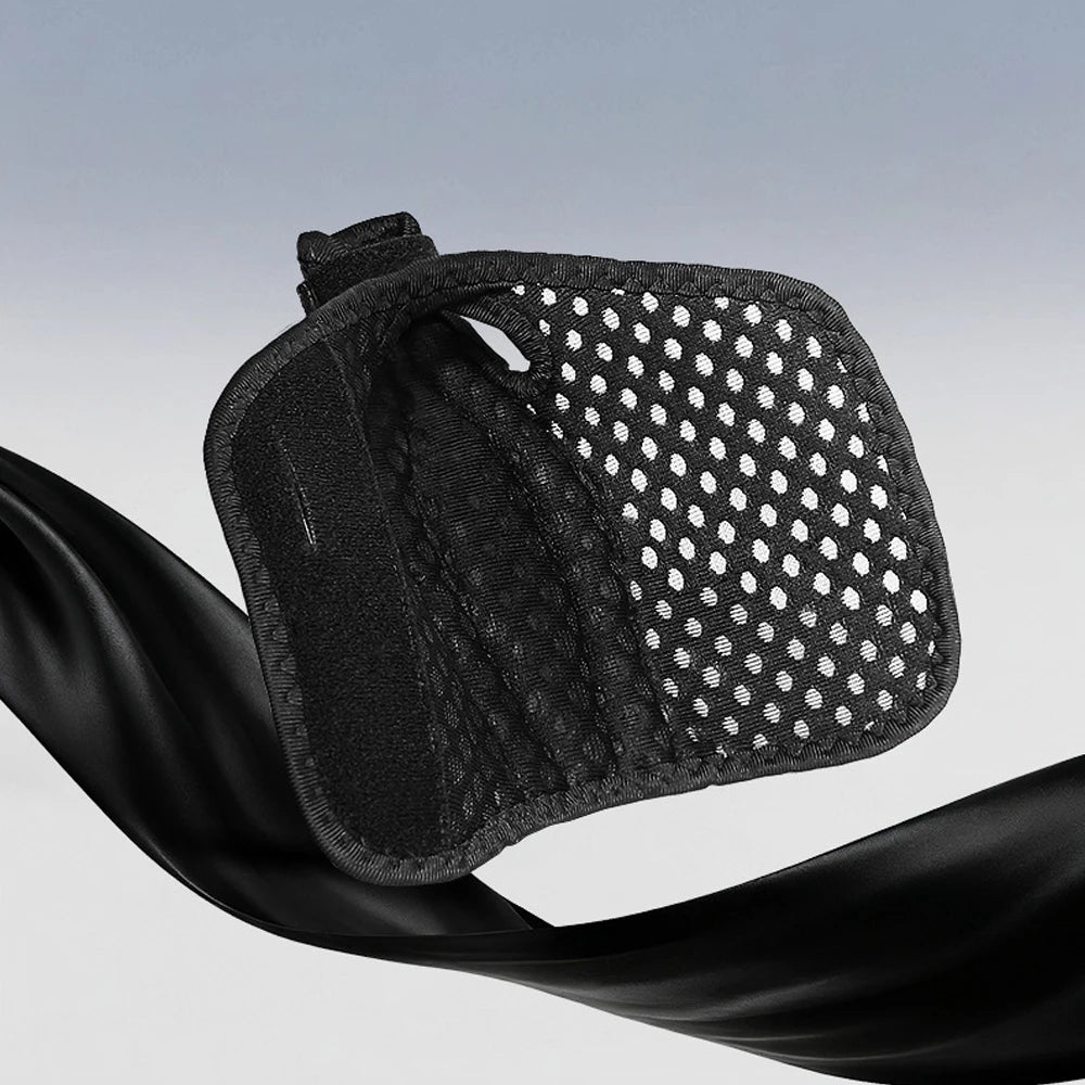 Appui-pouce noir ajustable pour soutien articulaire, montré sur fond gris clair.