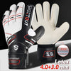 Un par de guantes de portero de látex negro y blanco con indicador de medida.