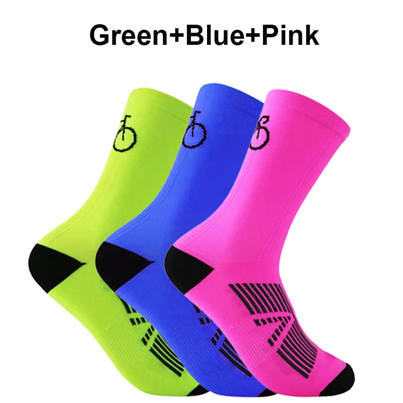 Un trio de chaussettes de vélo en maille respirante vert néon, bleu et rose