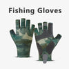 Une paire de gants de pêche camouflage présentée sur un fond blanc.