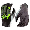 Une paire de gants tactiques noirs avec des accents vert néon, vue rapprochée.