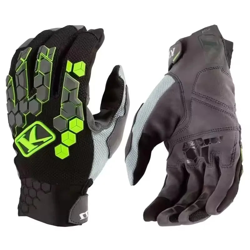 Une paire de gants tactiques noirs avec des accents vert néon, vue rapprochée.