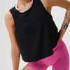 Model trägt ein schwarzes, nahtloses Crop-Top und pinke Sportshorts.