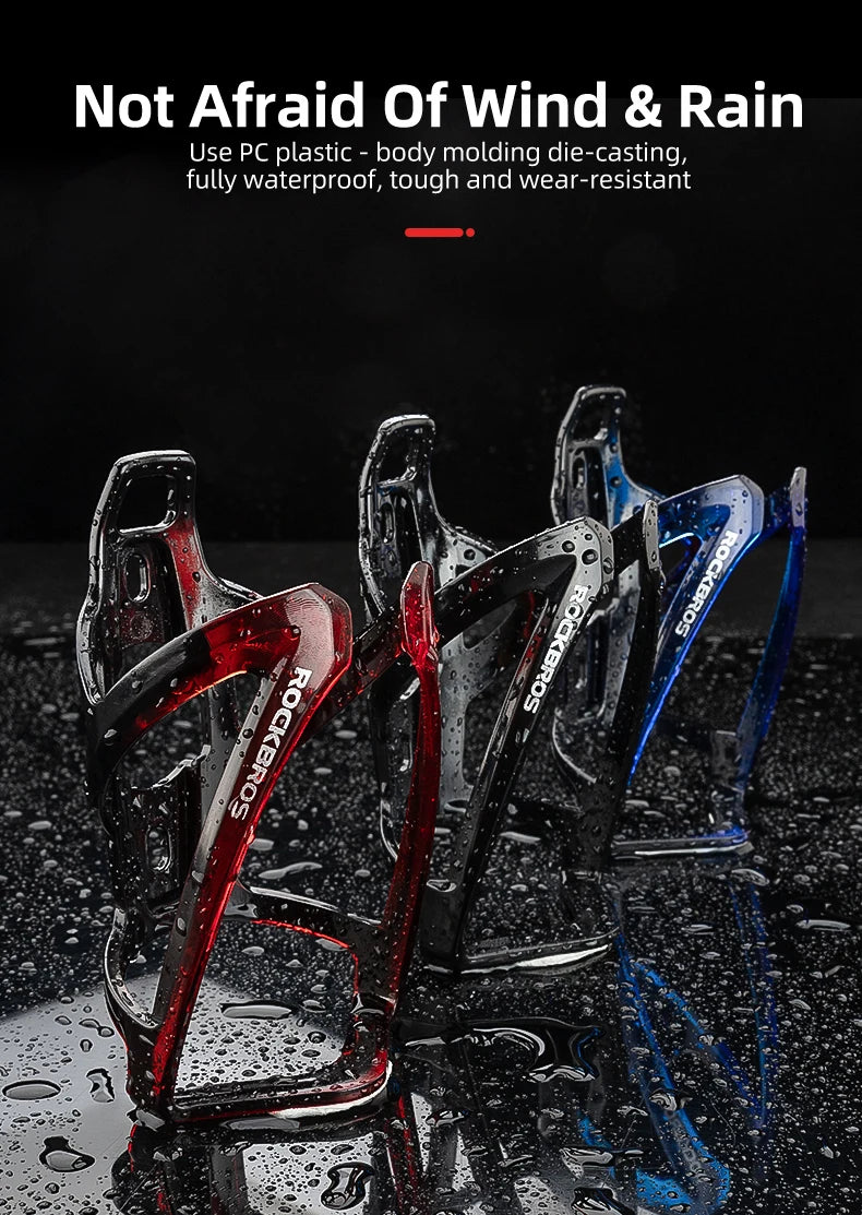 Gros plan sur plusieurs porte-bidons de vélo noirs et bleus en plastique PC posés sur une surface mouillée.