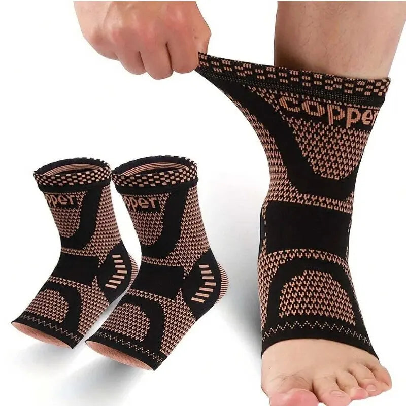 Gros plan sur une cheville, un bandage de compression en cuivre noir.