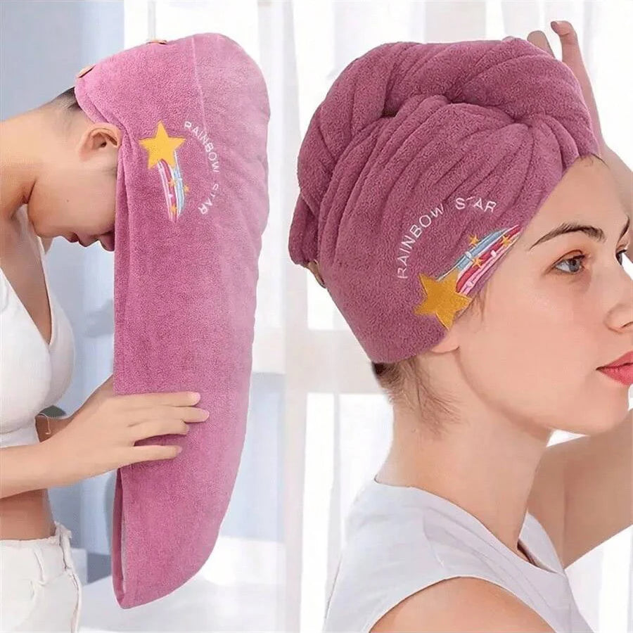 Eine Frau trägt eine rosa bestickte Regenbogenstern-Haartrockenhaube auf dem Kopf.