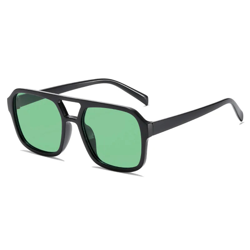 Vintage quadratische Sonnenbrille mit grünen Gläsern und schwarzen Rahmen