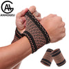 Une main tient un support de poignet en cuivre pour soulager la douleur, montrant le tissu flexible et la conception.