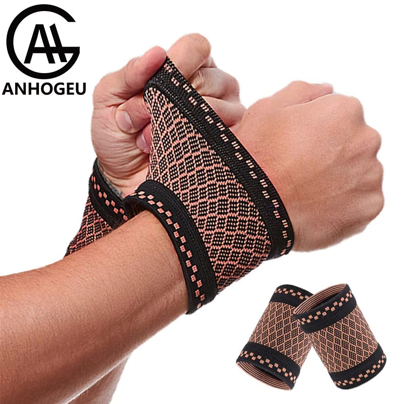 Une main tient un support de poignet en cuivre pour soulager la douleur, montrant le tissu flexible et la conception.