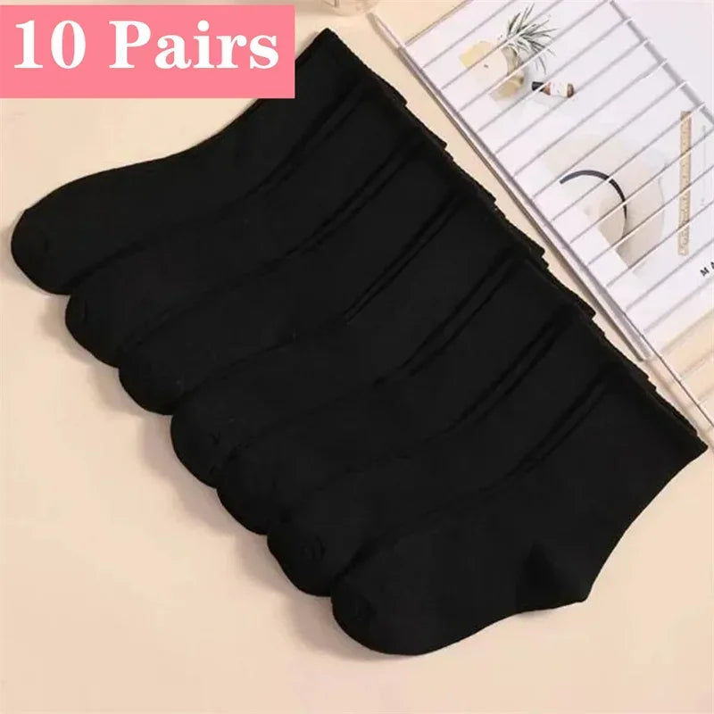 Dix paires de chaussettes en maille noires mi-mollet pour femmes, respirantes, sur un fond clair.