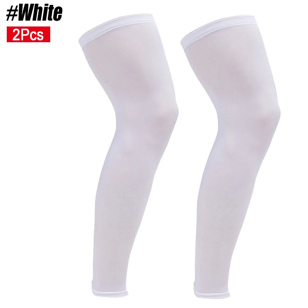 زوج من أكمام ضغط بيضاء كاملة الطول معروضة على خلفية بيضاء.