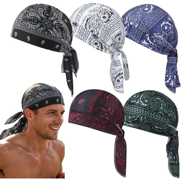 Eine Sammlung atmungsaktiver Paisley-Kühl-Headliner in Schwarz, Weiß und Blau gemustert, gezeigt neben einem Mann, der einen 