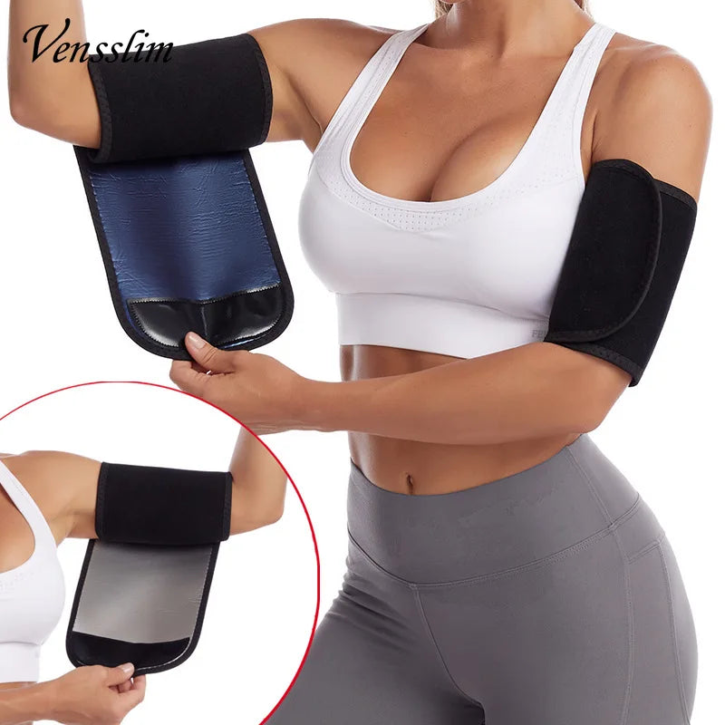 Une femme portant un corset moulant blanc et des bandes de taille en silicone noires sur ses bras.