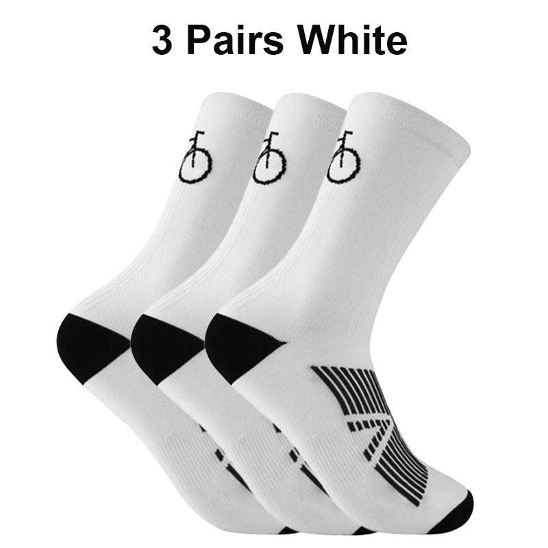 Trois paires de chaussettes de vélo blanches avec accents noirs sur fond blanc.