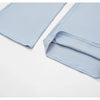 Hellblaue Damen-Yoga- und Gym-Trainingsanzug in Liegeposition.