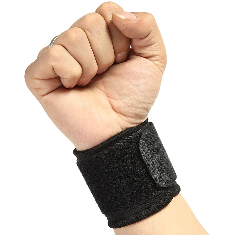 Eine Hand trägt einen schwarzen Handgelenksstütze für Sport oder Verletzungsprävention.