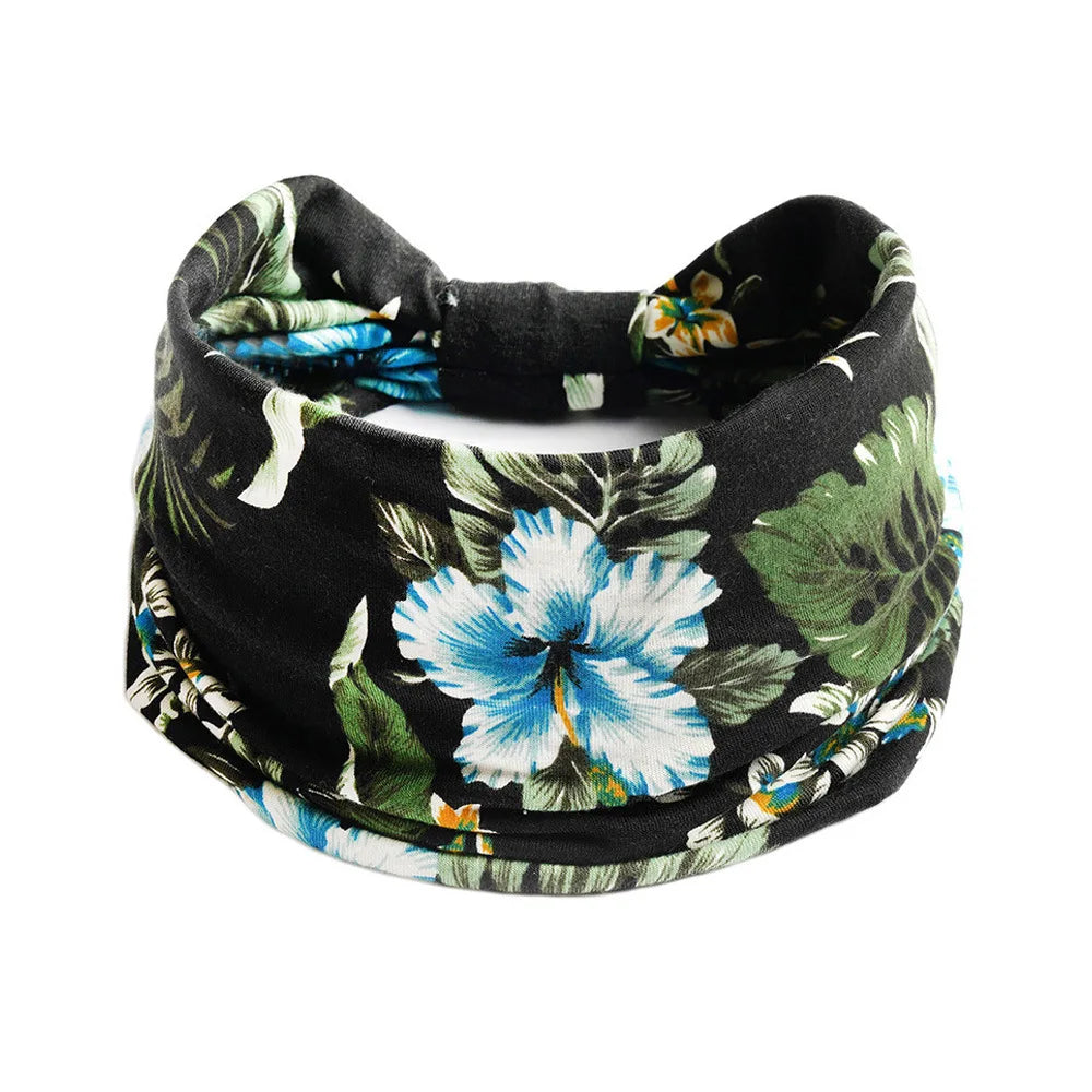 Schwarzes Baumwoll-Yoga-Headband mit Blumenmuster in blau-weißen Blüten und grünen Blättern.