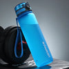 Helle blaue wiederverwendbare Sportflasche mit Trageleine vor dunklem Hintergrund.