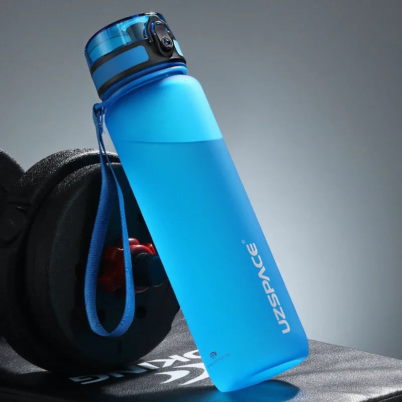 Helle blaue wiederverwendbare Sportflasche mit Trageleine vor dunklem Hintergrund.