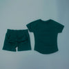 Ensemble de yoga et fitness uni, couleur teal foncé, pour femmes, comprenant un haut à manches courtes et un short assorti.