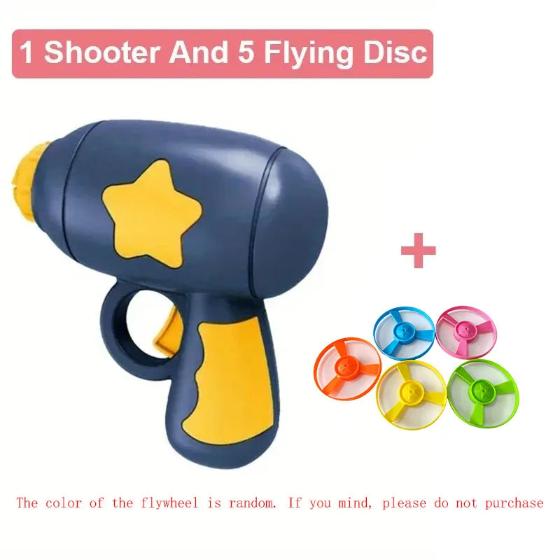 Un pistolet jouet bleu et cinq disques volants sont présentés à côté d'un signe plus.
