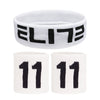 Un set de trois bandes de sport blanches, comprenant un bandeau large et deux bracelets plus fins, avec impression noire.