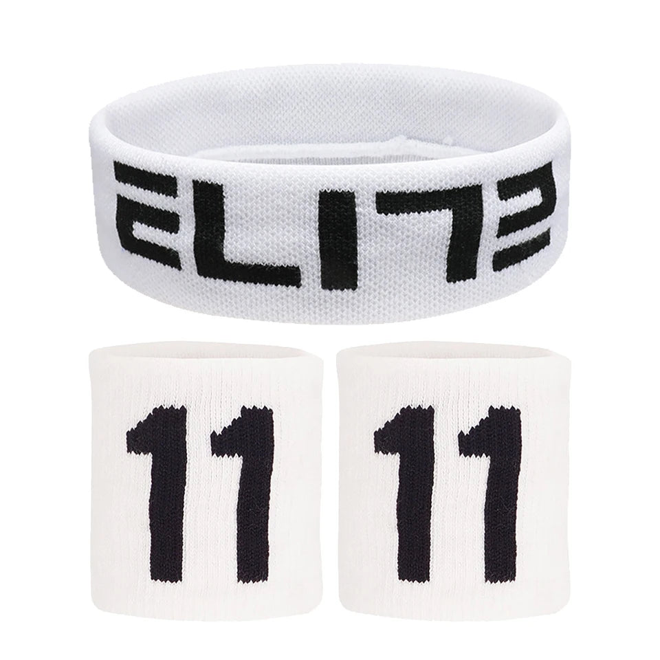 Un set de trois bandes de sport blanches, comprenant un bandeau large et deux bracelets plus fins, avec impression noire.