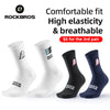 Ein Set von vier Rockbros Stricksocken in Weiß und Marineblau auf weißem Hintergrund.