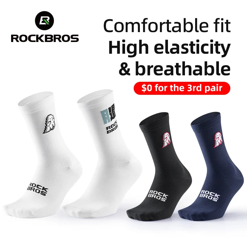Ein Set von vier Rockbros Stricksocken in Weiß und Marineblau auf weißem Hintergrund.
