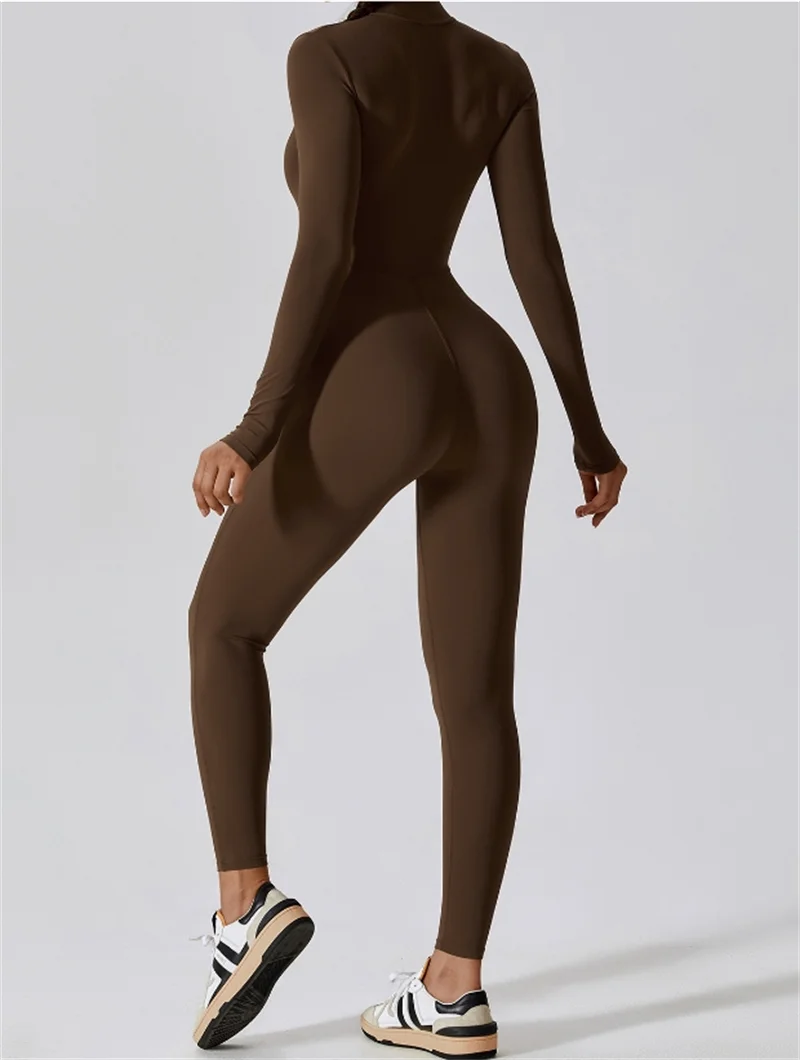 Model trägt einen dunkelbraunen, langärmeligen, figurbetonten Yoga-Jumpsuit.